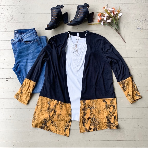 Sweaters - LAST ONE🔥 Black mustard snake print cardigan